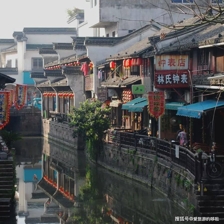 美女一身白色翻领连衣裙，高贵有气场，你觉得显身材曲线吗？游戏画面